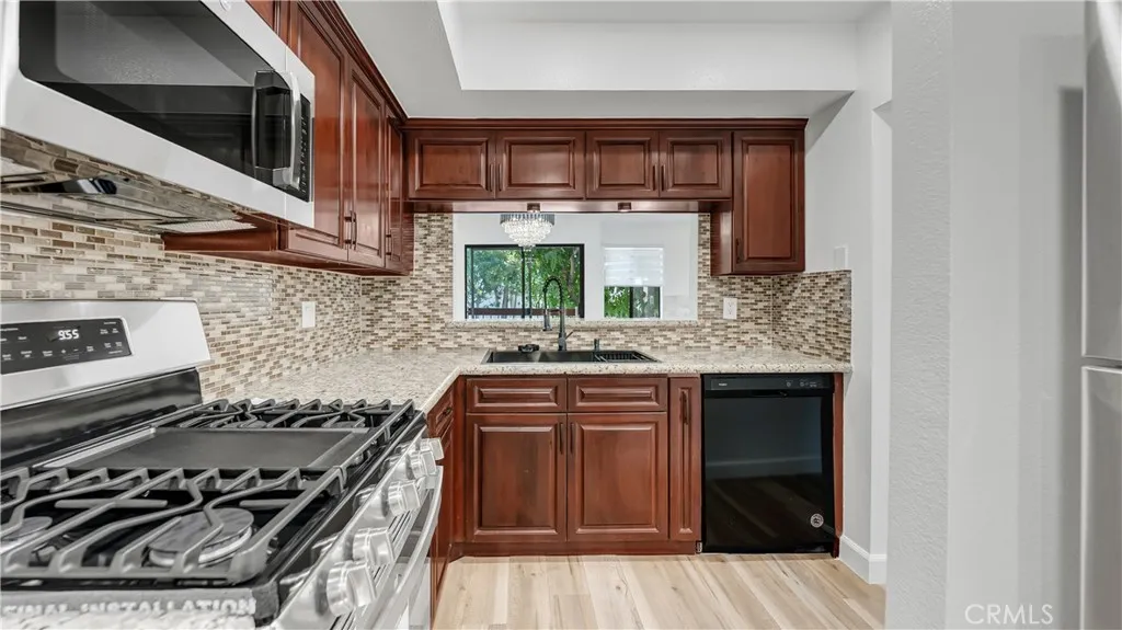 527 B E Elmwood, Burbank, California 91501 home-pic-4