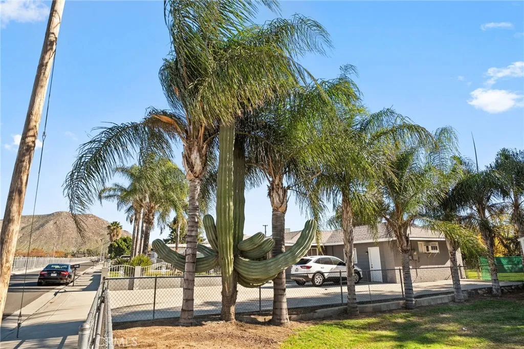 826 W Main, Riverside, California 92507 home-pic-2