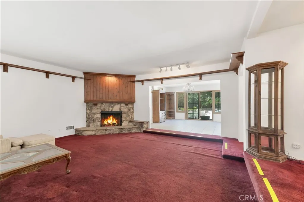 20555 Dumont Street, Woodland Hills, California 91364 home-pic-2