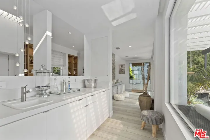 641 Walther Way, Los Angeles, California 90049