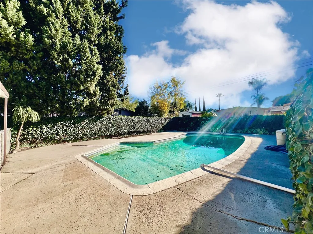 8654 Greenpoint Avenue, Riverside, California 92503 home-pic-25