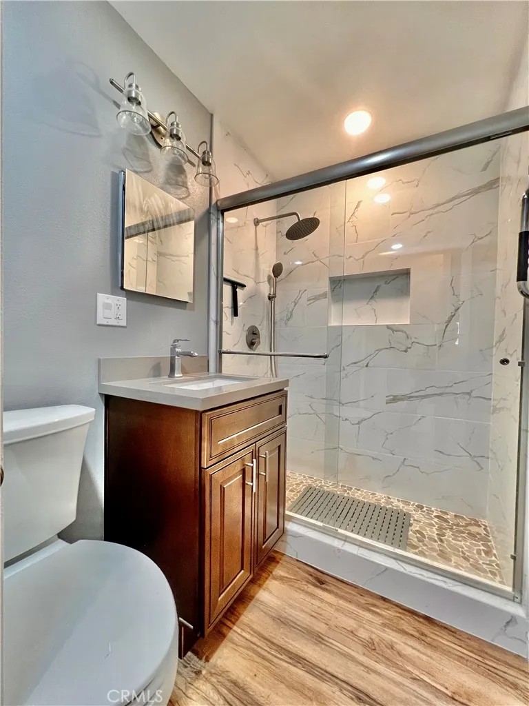 8654 Greenpoint Avenue, Riverside, California 92503 home-pic-17