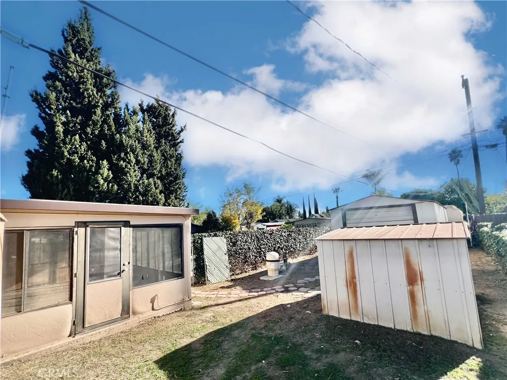 8654 Greenpoint Avenue, Riverside, California 92503 home-pic-27