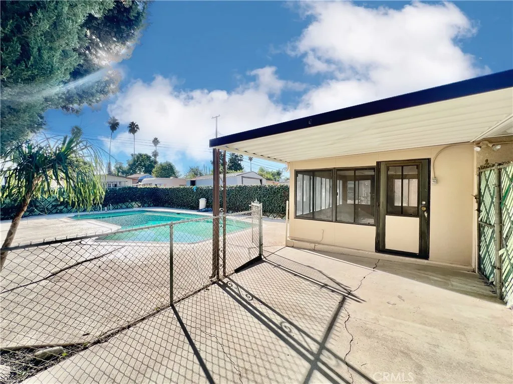 8654 Greenpoint Avenue, Riverside, California 92503 home-pic-26