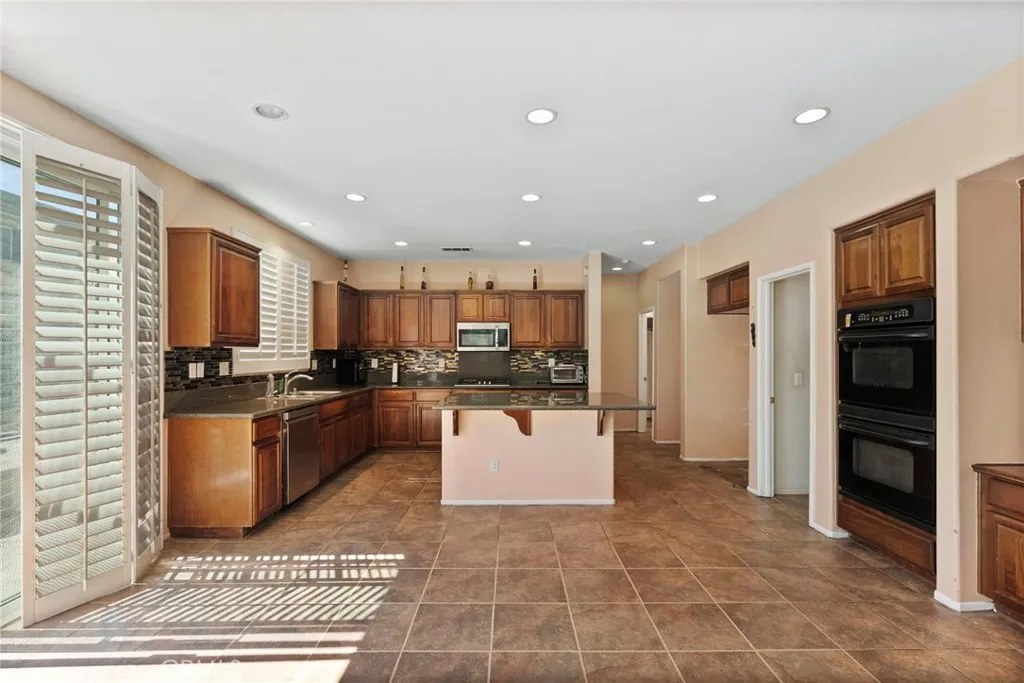 2300 Camellia Street, Palmdale, California 93551 home-pic-12