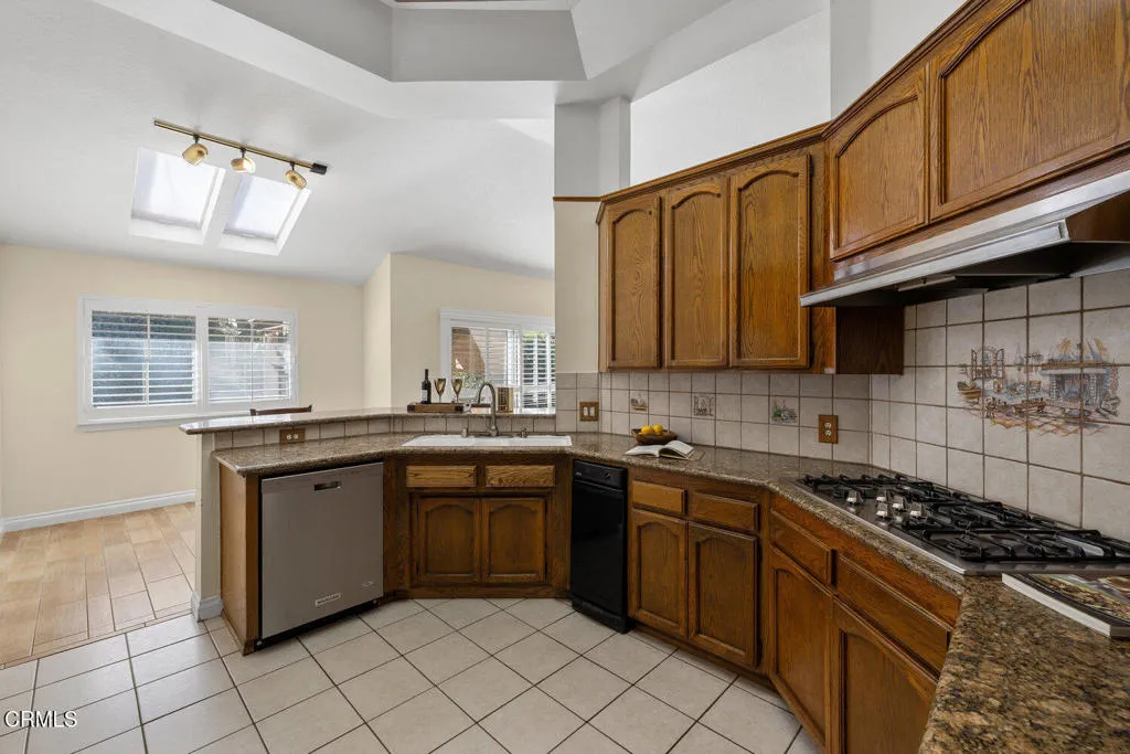 286 Golden Fern Court, Simi Valley, California 93065 home-pic-16
