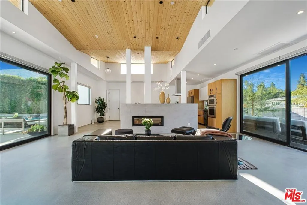 527 W Santa Catalina Road, Palm Springs, California 92262 home-pic-6