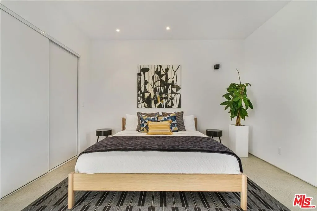 527 W Santa Catalina Road, Palm Springs, California 92262 home-pic-29