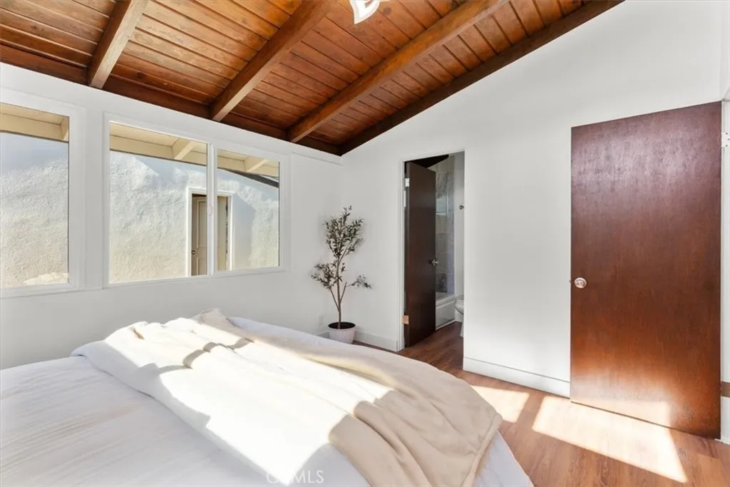 8008 Aura, Reseda, California 91335 home-pic-12