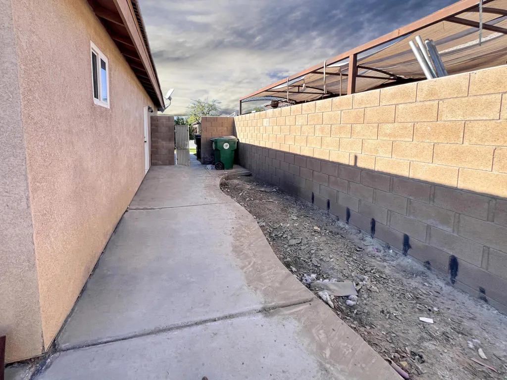 52402 Michelle Drive, Coachella, California 92236 home-pic-17