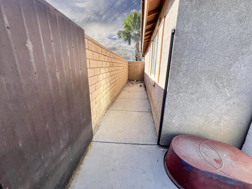 52402 Michelle Drive, Coachella, California 92236 home-pic-16