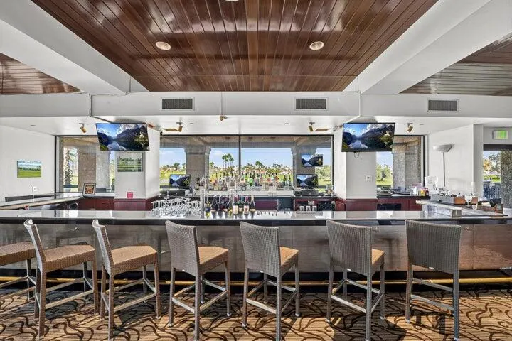clubhouse Bar
