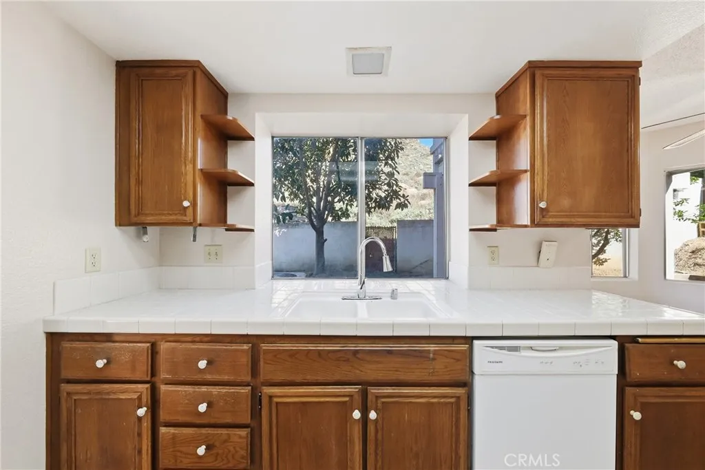 14988 Long View Drive, Fontana, California 92337 home-pic-10