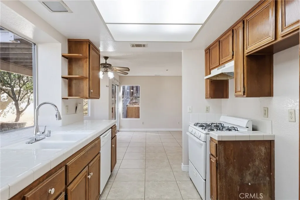 14988 Long View Drive, Fontana, California 92337 home-pic-9