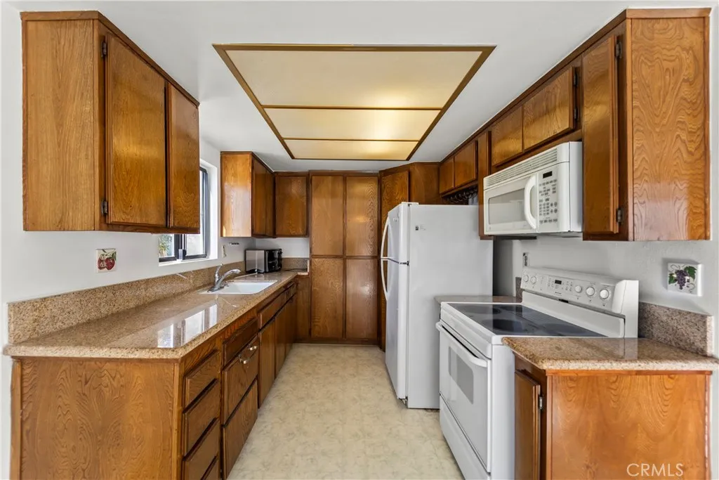 15000 Halldale Avenue 101, Gardena, California 90247 home-pic-7