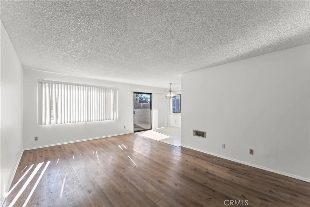 15000 Halldale Avenue 101, Gardena, California 90247 home-pic-2