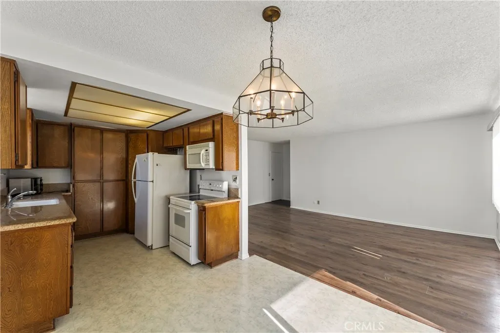 15000 Halldale Avenue 101, Gardena, California 90247 home-pic-5