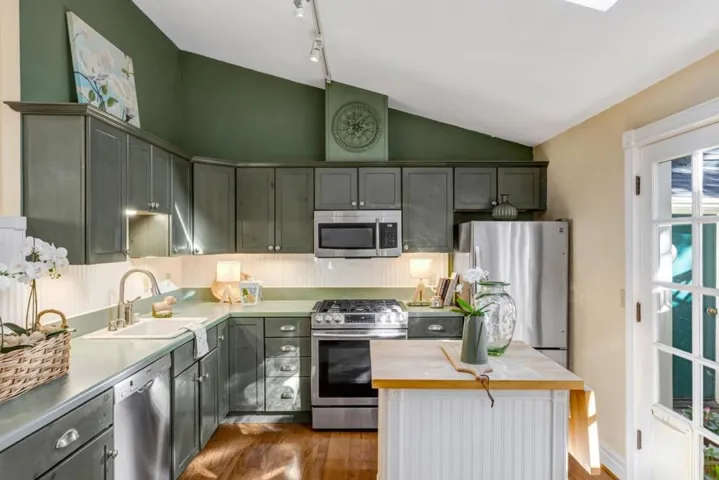 179 Pacific Avenue, Pacific Grove, California 93950