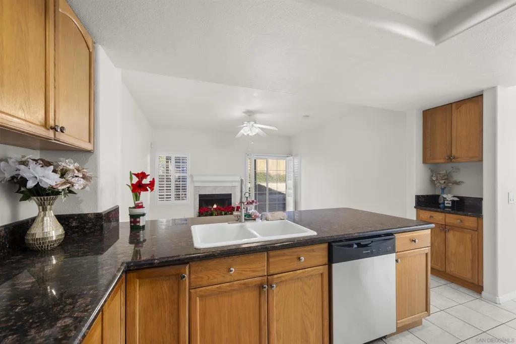 7944 Tinaja Ln, San Diego, California 92139 home-pic-13