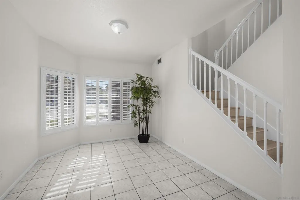 7944 Tinaja Ln, San Diego, California 92139 home-pic-4