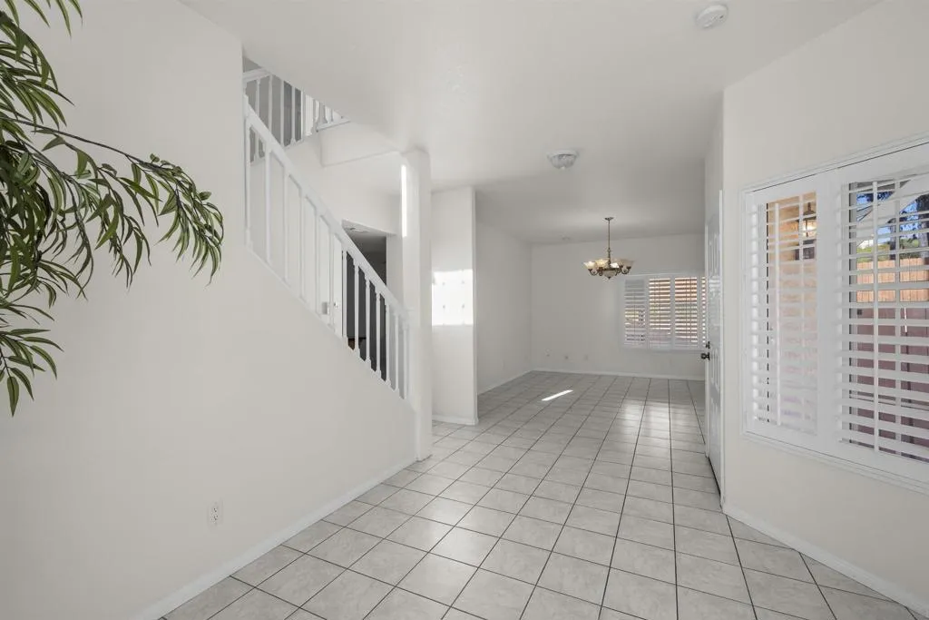7944 Tinaja Ln, San Diego, California 92139 home-pic-5