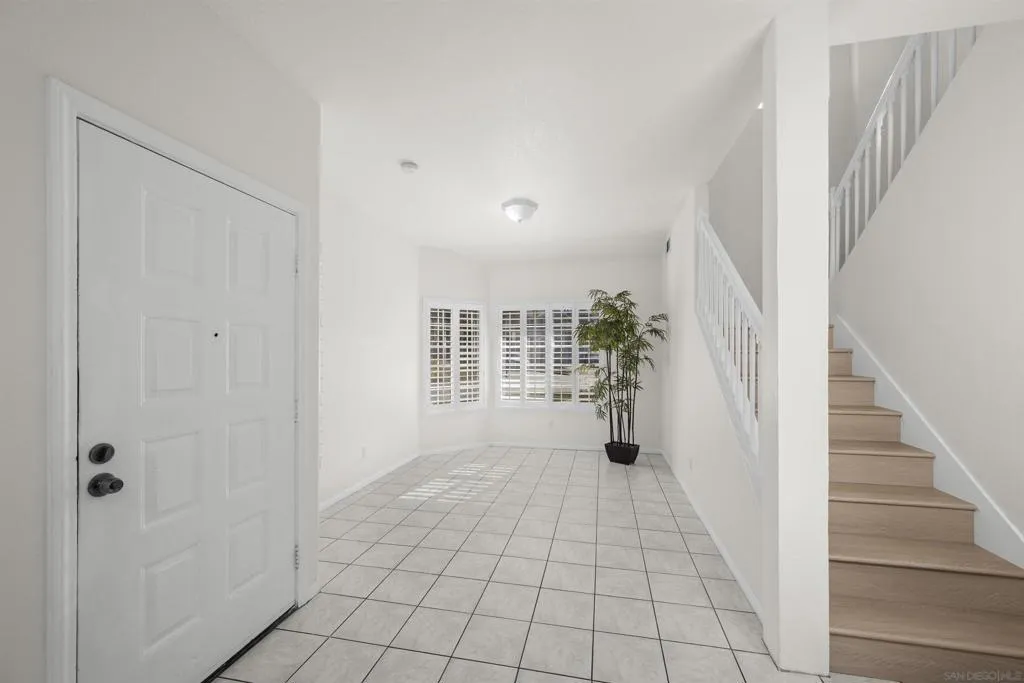 7944 Tinaja Ln, San Diego, California 92139 home-pic-3