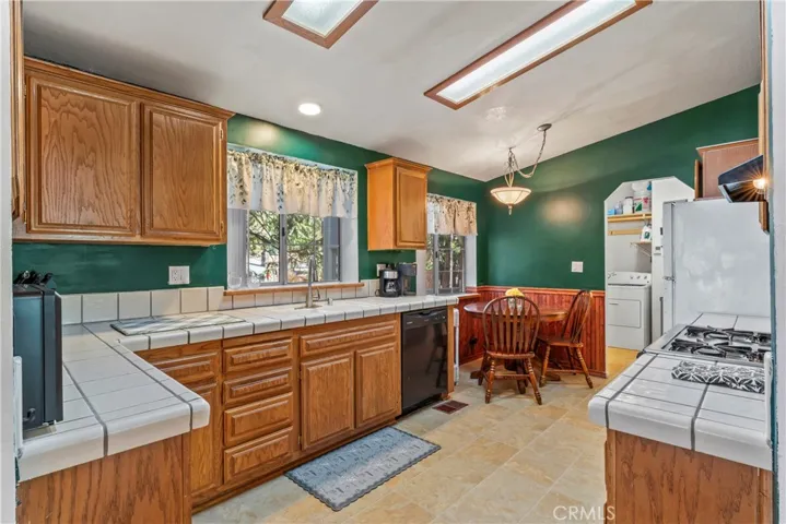 Kitchen w/ breakfast nook