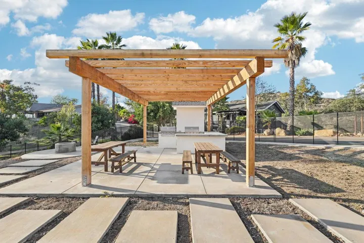 308-web-or-mls-26086 Bear Valley Heights