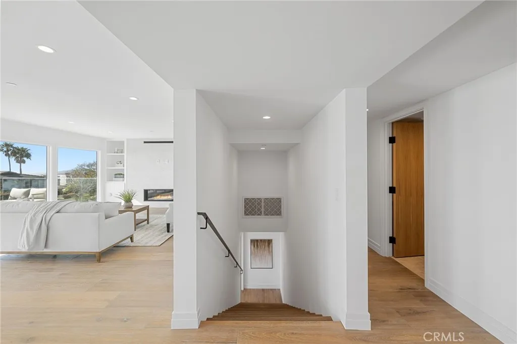 723 Balboa Avenue, Laguna Beach, California 92651 home-pic-17