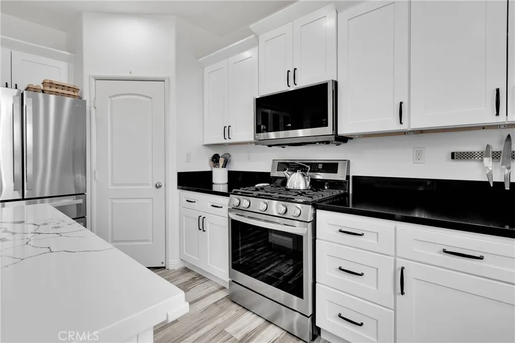 13458 Snowdrop Court, Victorville, California 92394 home-pic-8