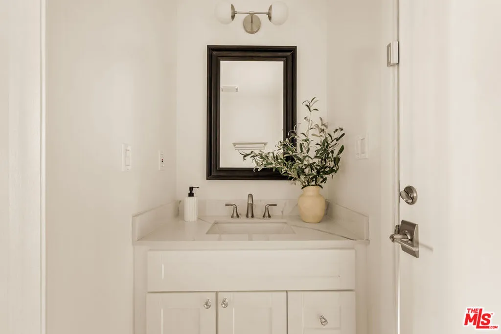 5124 S Corning Avenue, Los Angeles, California 90056 home-pic-26