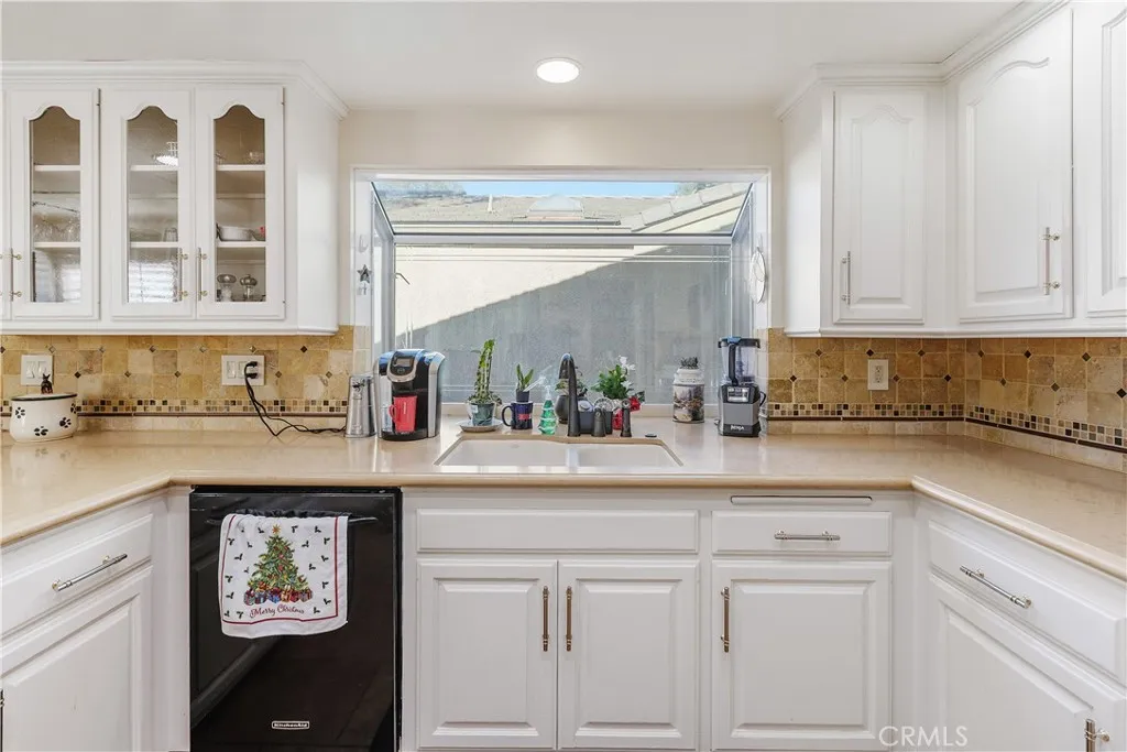 547 Via Zapata, Riverside, California 92507 home-pic-11