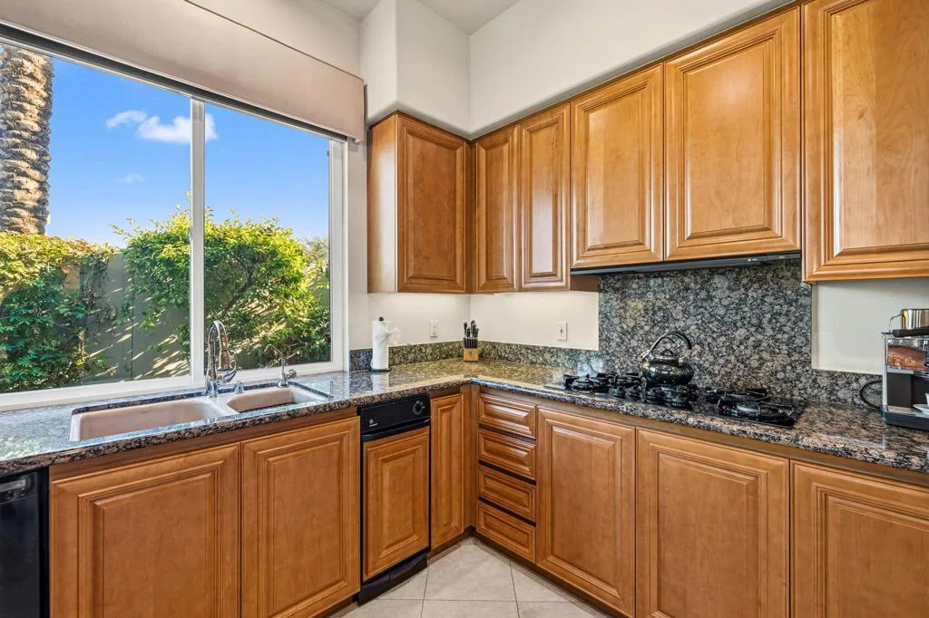 650 Gold Canyon Drive, Palm Desert, California 92211 home-pic-24