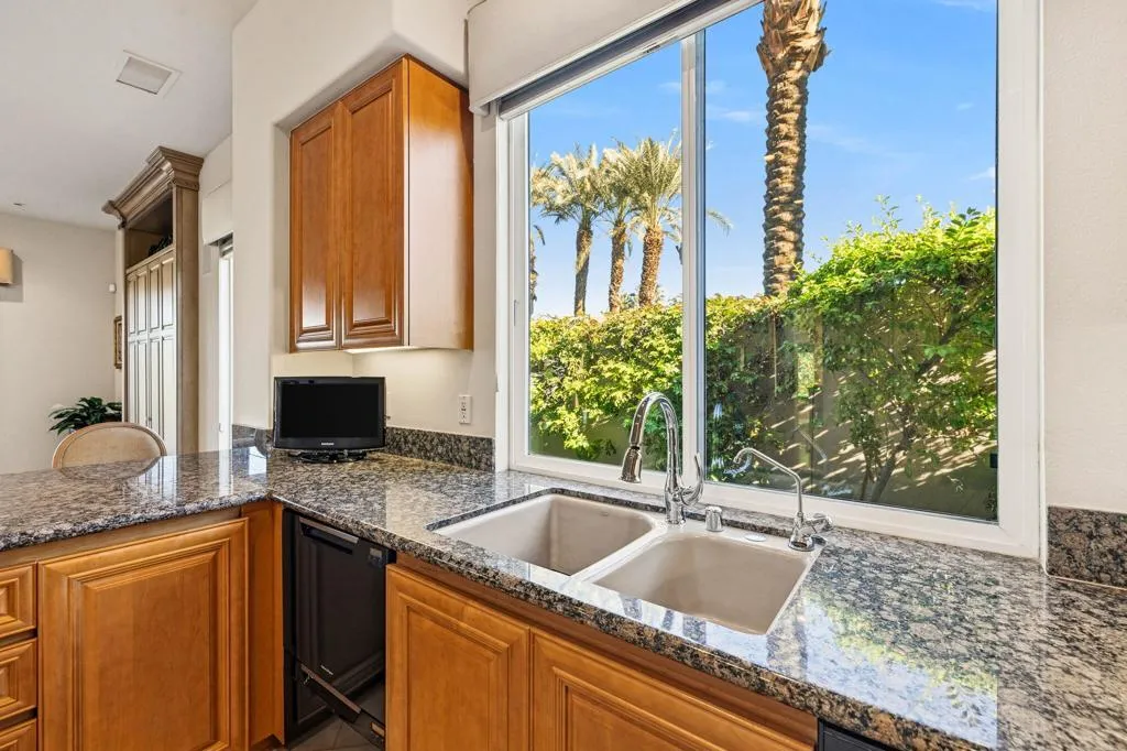 650 Gold Canyon Drive, Palm Desert, California 92211 home-pic-25