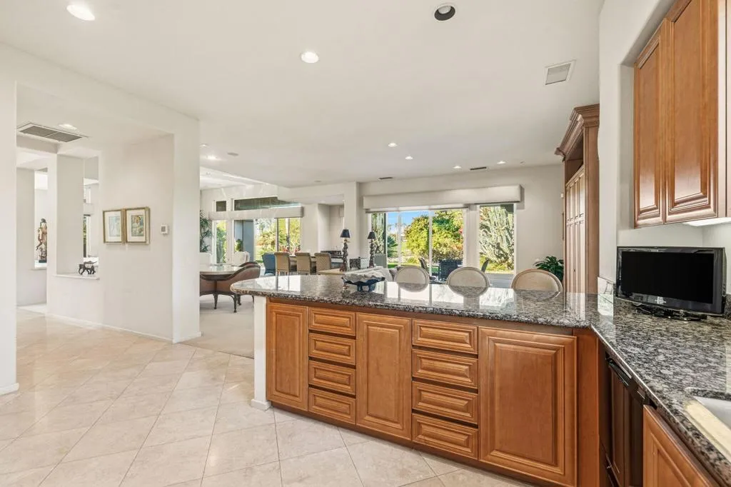 650 Gold Canyon Drive, Palm Desert, California 92211 home-pic-26