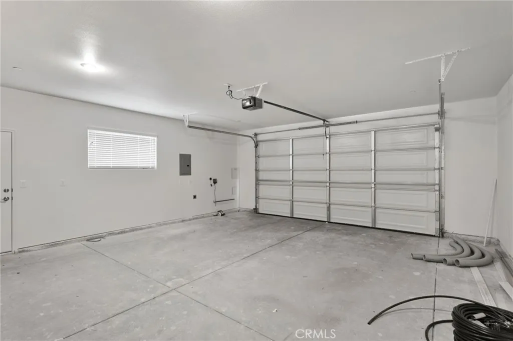 15772 Jasmine Street, Victorville, California 92395 home-pic-32
