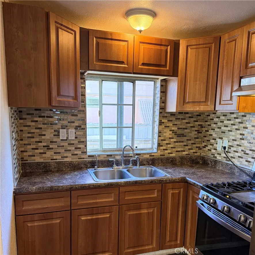 1425 8th Street, San Fernando, California 91340 home-pic-17