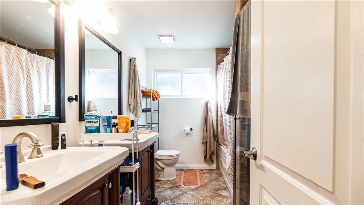 Shared Full Bathroom