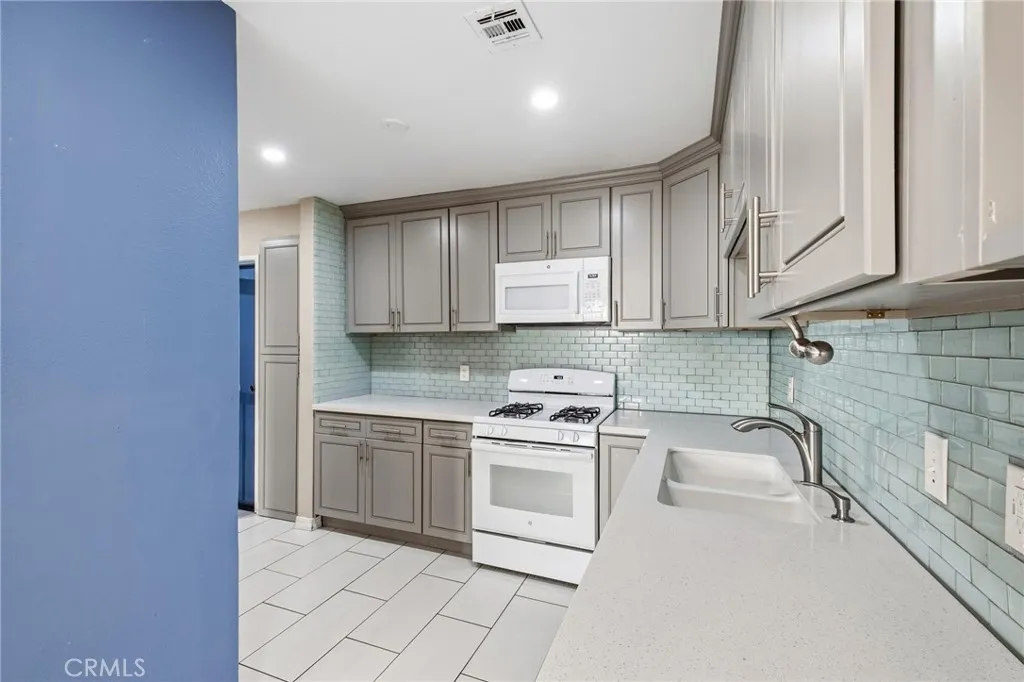 14429 Chardon Avenue 41, Hawthorne, California 90250 home-pic-6