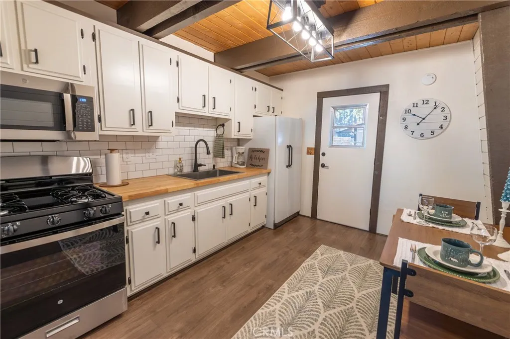 326 E Country Club, Big Bear City, California 92314 home-pic-10