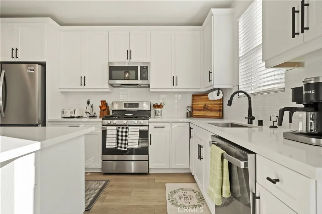 30295 Singer Ln, Menifee, California 92584 home-pic-16