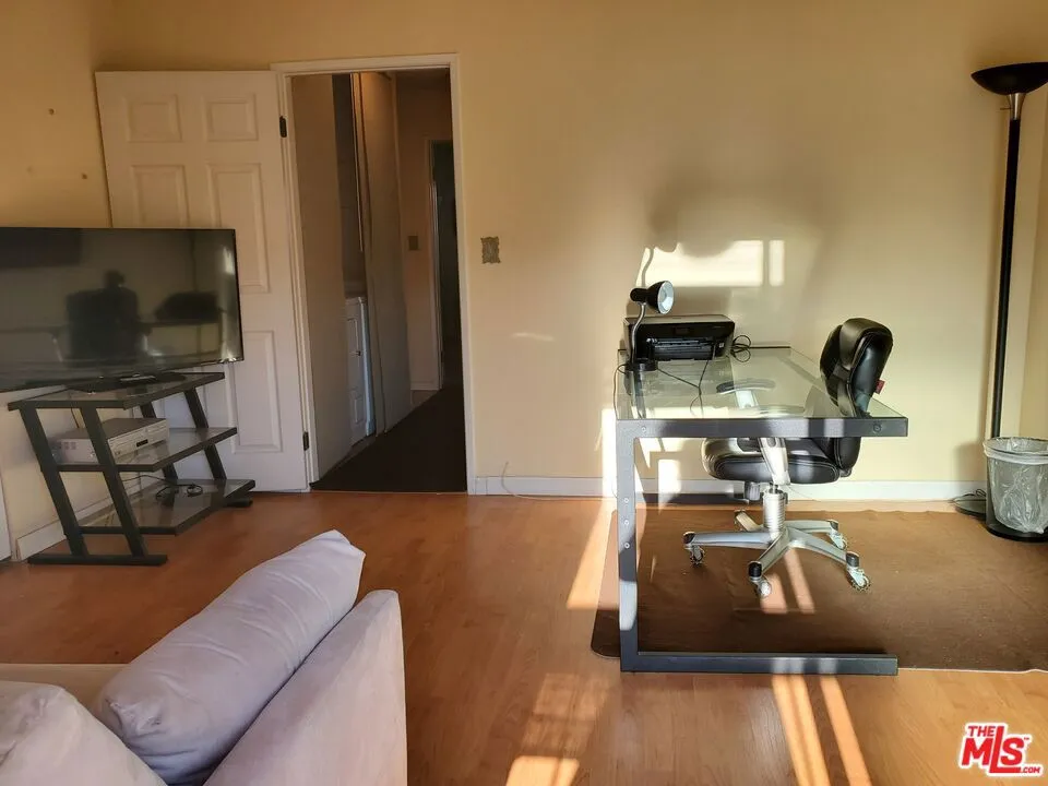 4128 W Hood Avenue B, Burbank, California 91505 home-pic-24