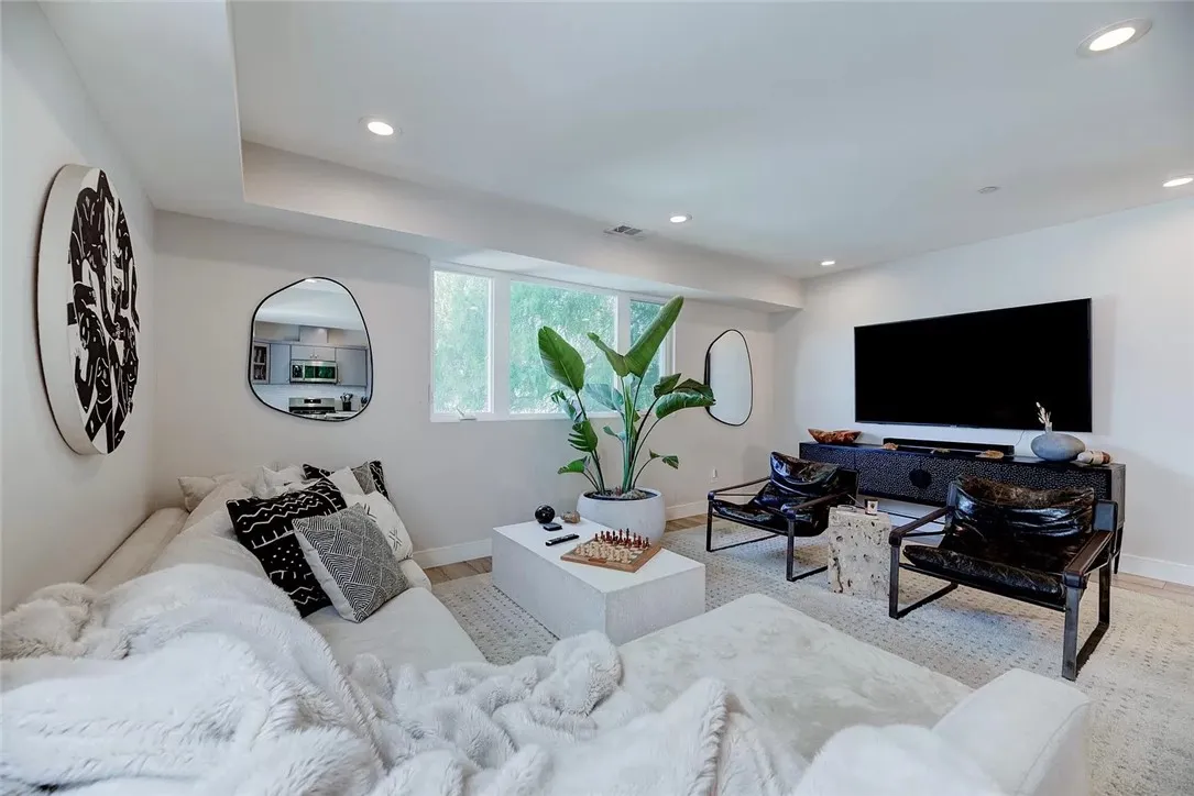 2151 S West View Street, Los Angeles, California 90016 home-pic-20