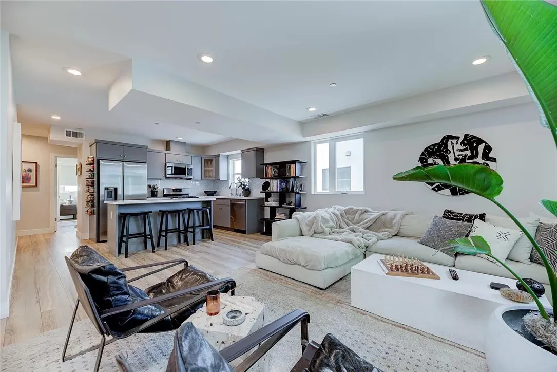 2151 S West View Street, Los Angeles, California 90016 home-pic-21