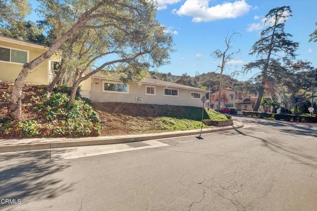 200 Sleepy Hollow Terrace, Glendale, California 91206 home-pic-2
