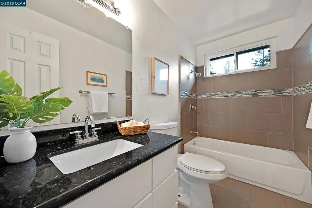 971 W Green St, Martinez, California 94553 home-pic-17