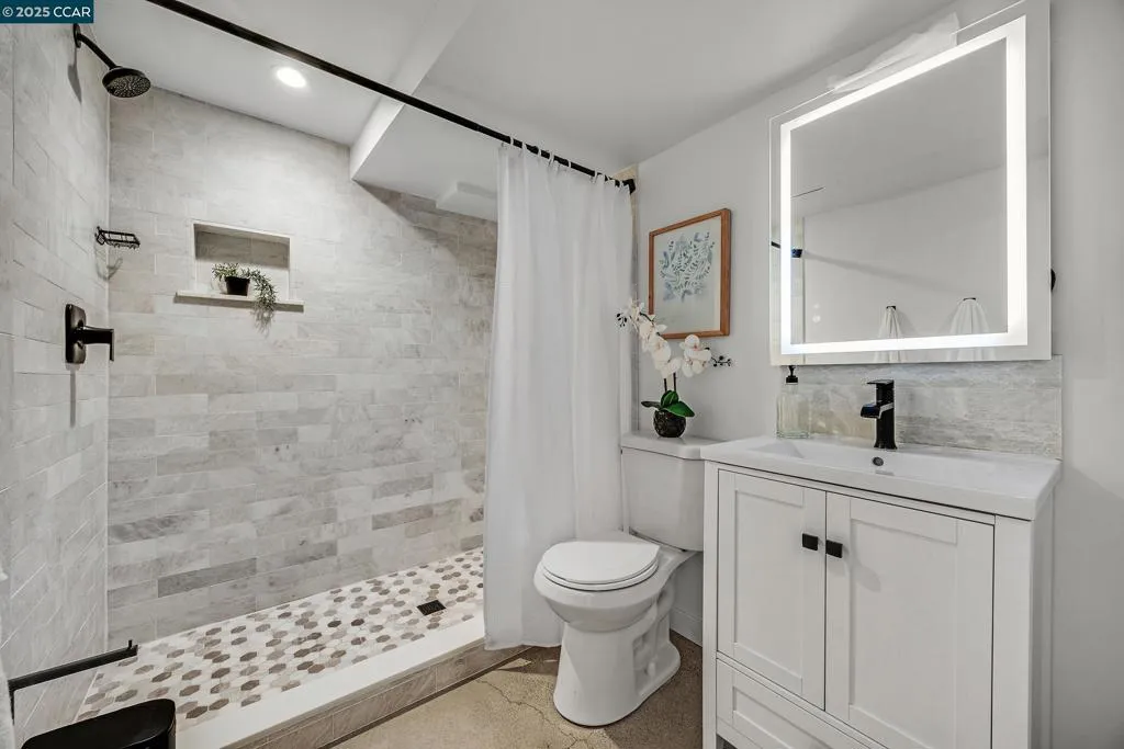 971 W Green St, Martinez, California 94553 home-pic-25