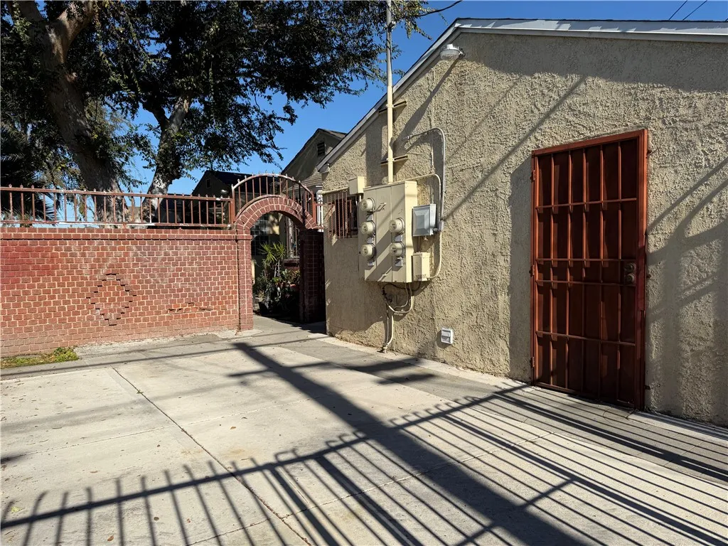 338 W Magnolia Street, Compton, California 90220 home-pic-1