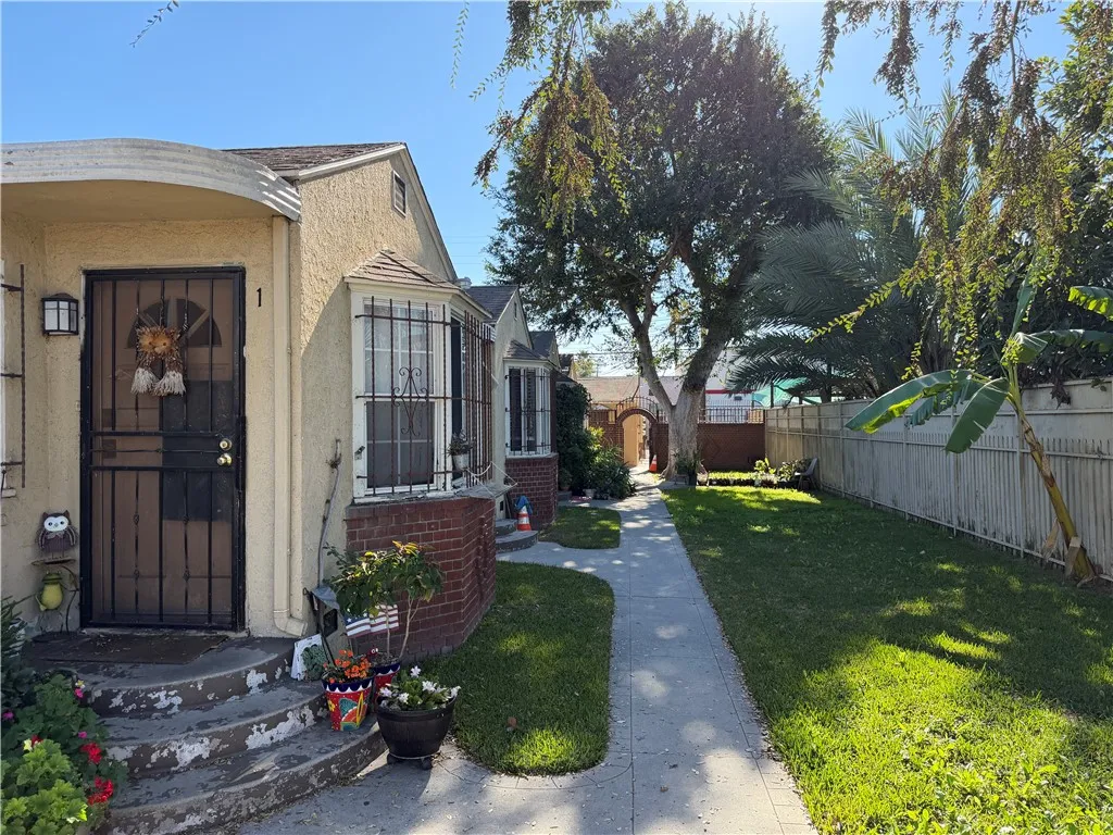 338 W Magnolia Street, Compton, California 90220 home-pic-2