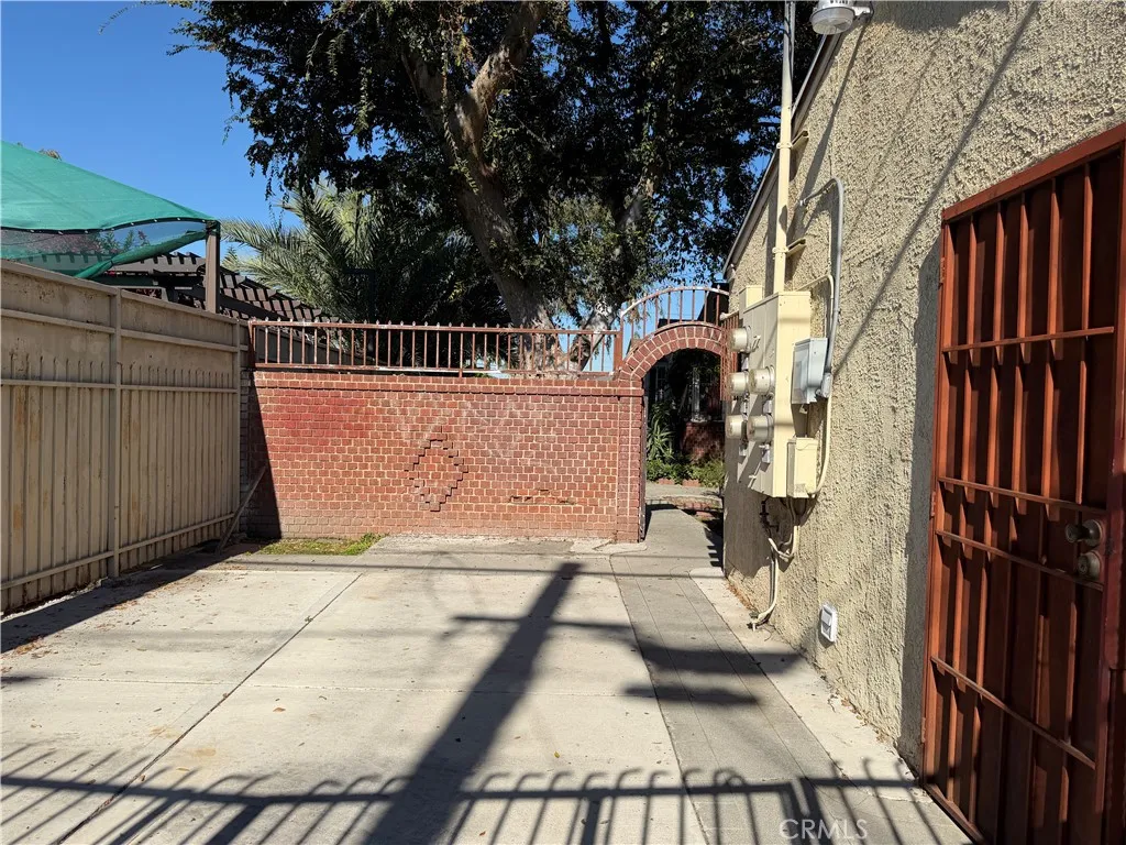 338 W Magnolia Street, Compton, California 90220 home-pic-3
